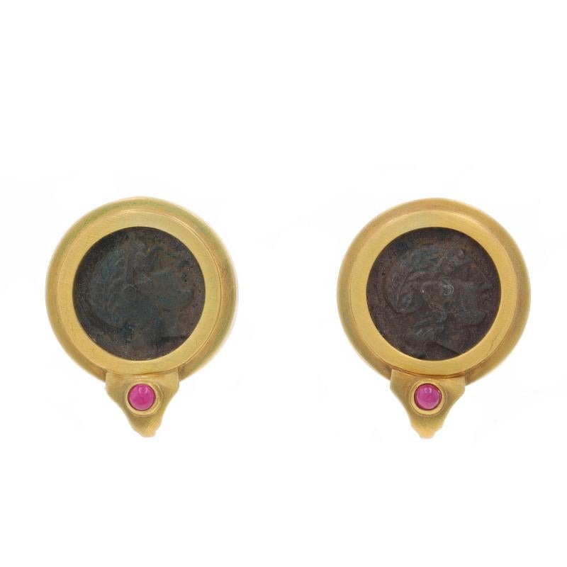 Contenido de metal: Oro amarillo de 14 quilates

Información sobre Stone

Rubíes naturales
Tratamiento: Calentamiento
Talla: Cabujón redondo
Color: .40ctw

Estilo: Tachuela grande
Tipo de cierre: Cierres Omega

Medidas

Alto: 1 7/32