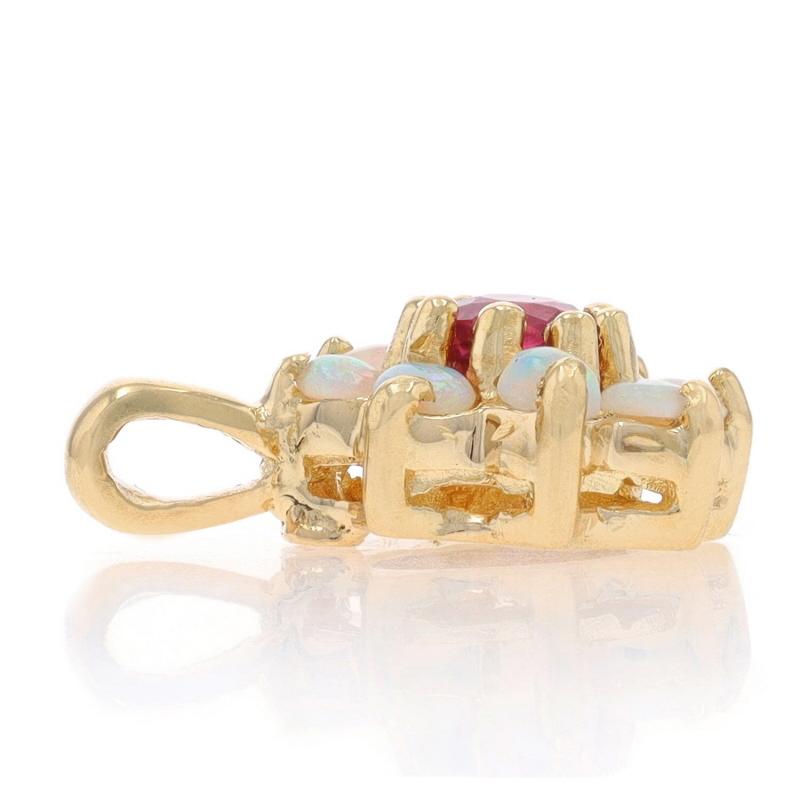 Taglio rotondo Ciondolo aureola in oro giallo con rubino e opale - 14k Fiore rotondo 0,54ctw in vendita