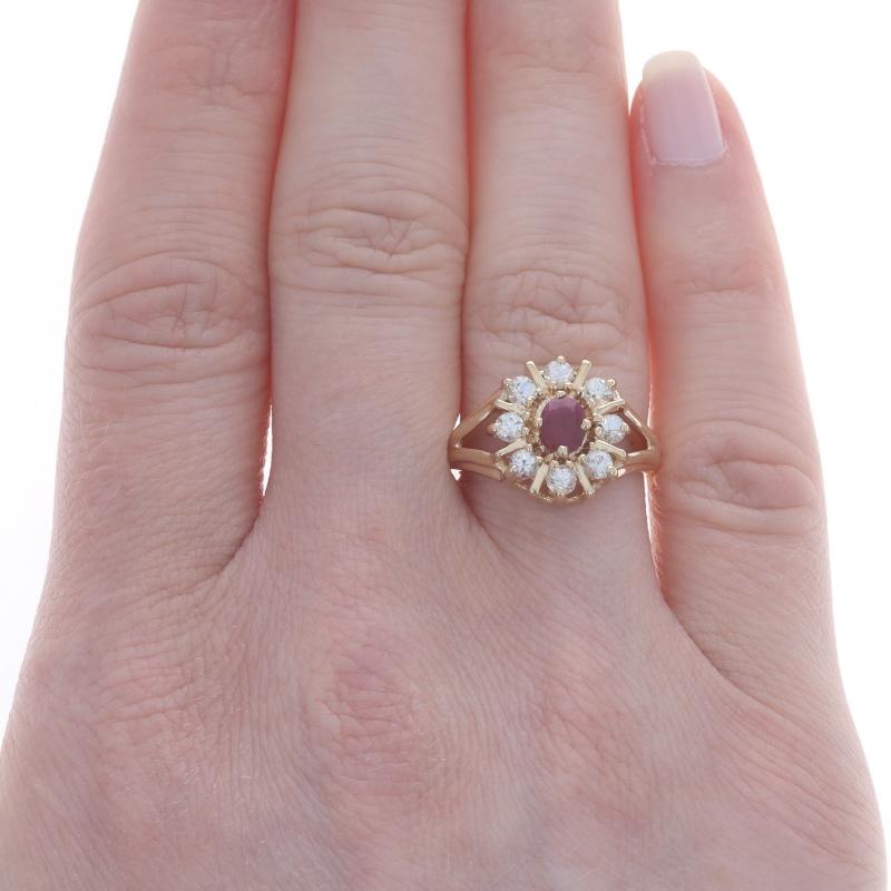 Anillo de oro amarillo con halo de zafiro rubí - 14k Oval 1.03ctw Floral Corte oval en venta