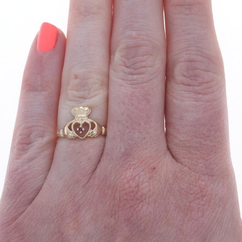 Taille ronde Bague Claddagh en or jaune avec solitaire en rubis - 14k Round Friendship Love Marriage en vente