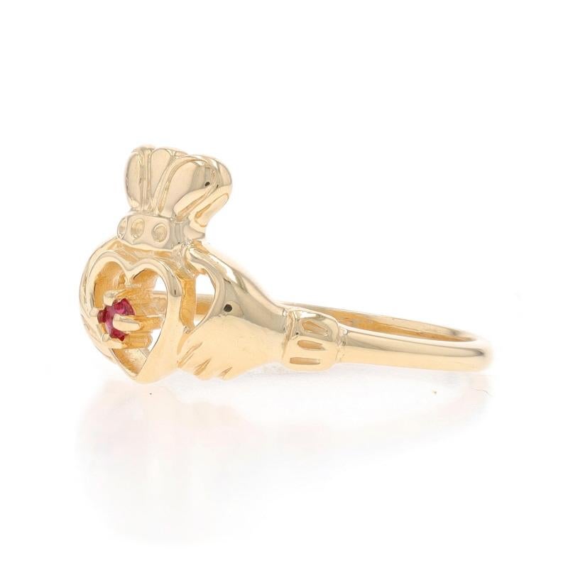 Bague Claddagh en or jaune avec solitaire en rubis - 14k Round Friendship Love Marriage Excellent état - En vente à Greensboro, NC