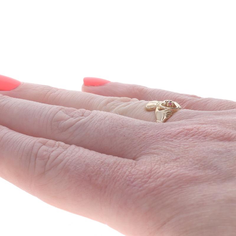 Bague Claddagh en or jaune avec solitaire en rubis - 14k Round Friendship Love Marriage Pour femmes en vente