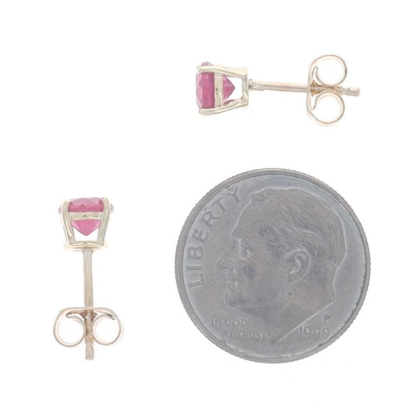 Orecchini con rubino in oro giallo - 10k Round 1.40ctw Pierced In condizioni ottime in vendita a Greensboro, NC