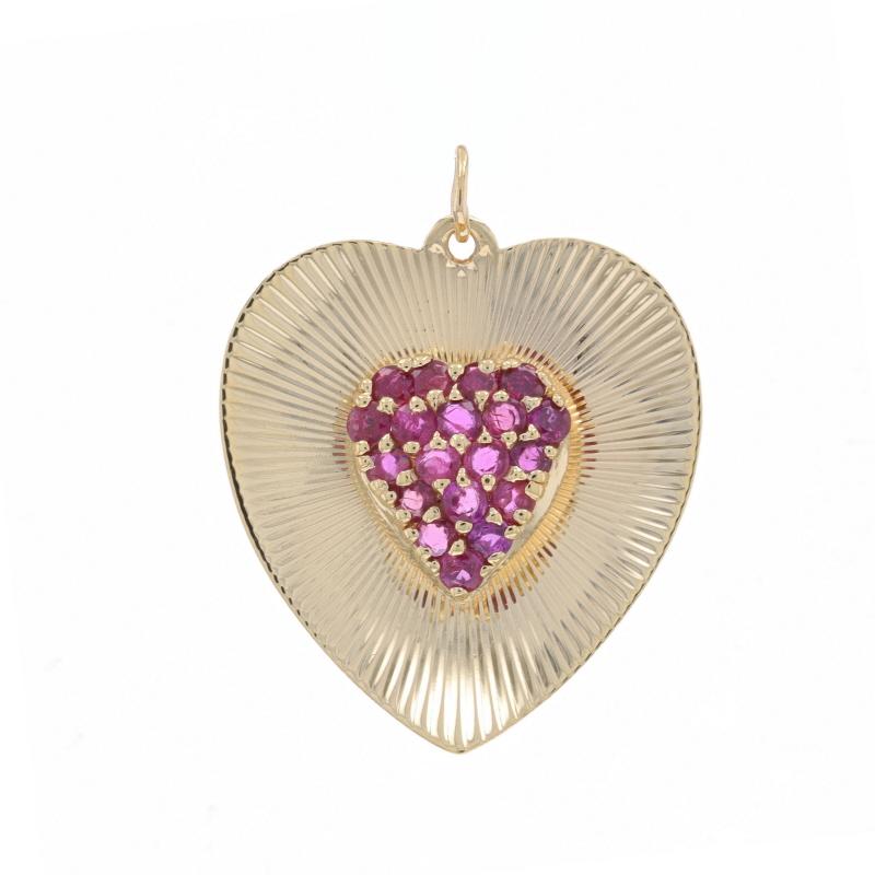 Epoche: Vintage By

Metallgehalt: 14k Gelbgold

Informationen zu Stein

Natürliche Rubine
Behandlung: Heizung
Karat(e): 1.65ctw
Schnitt: Rund
Farbe: Rosa-rot

Karat gesamt: 1.65ctw

Stil: Cluster
Thema: Herz, Liebe
Merkmale: Gerippte