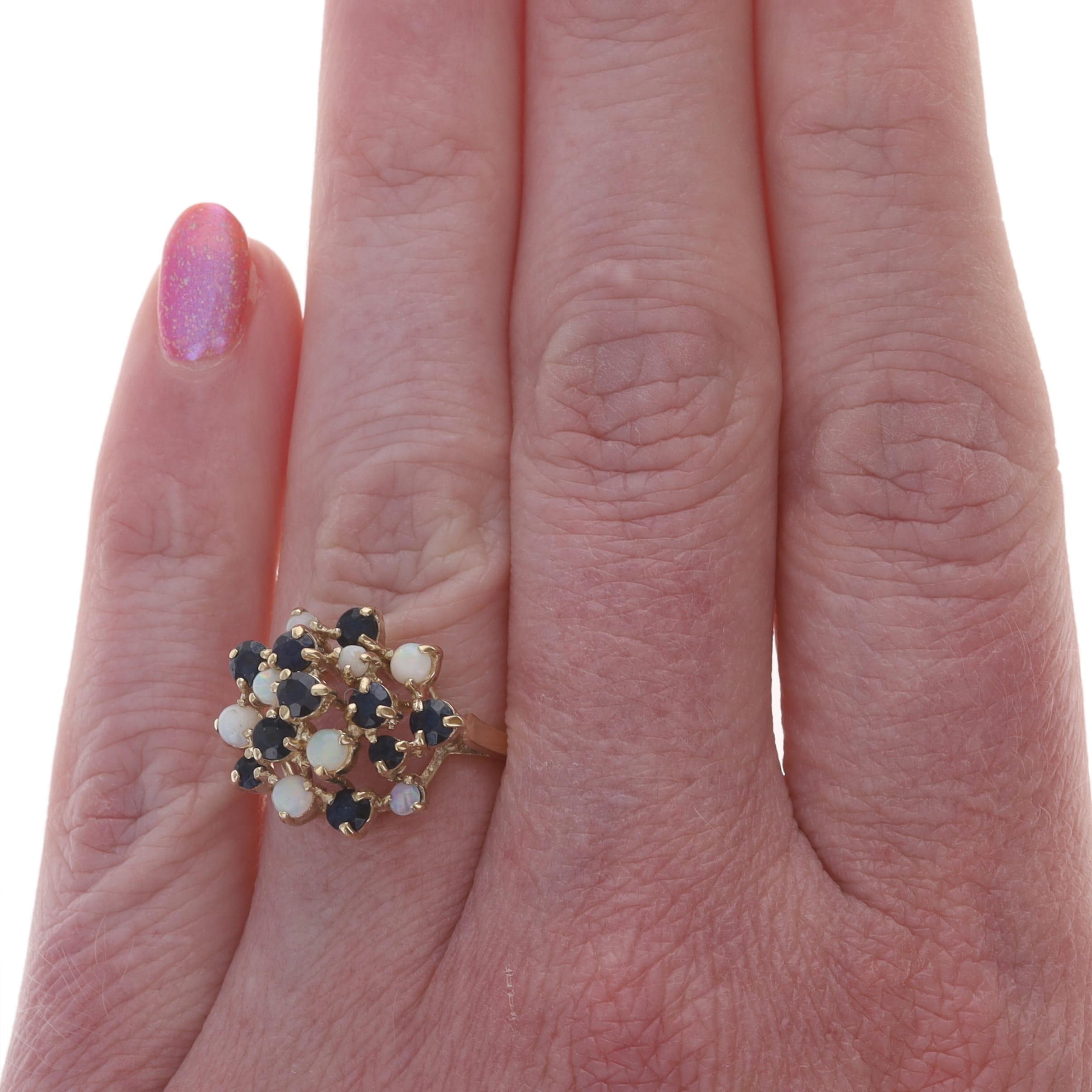 Taglio rotondo Anello cocktail in oro giallo con zaffiro e opale australiano 14k Rd 1,73ctw floreale in vendita