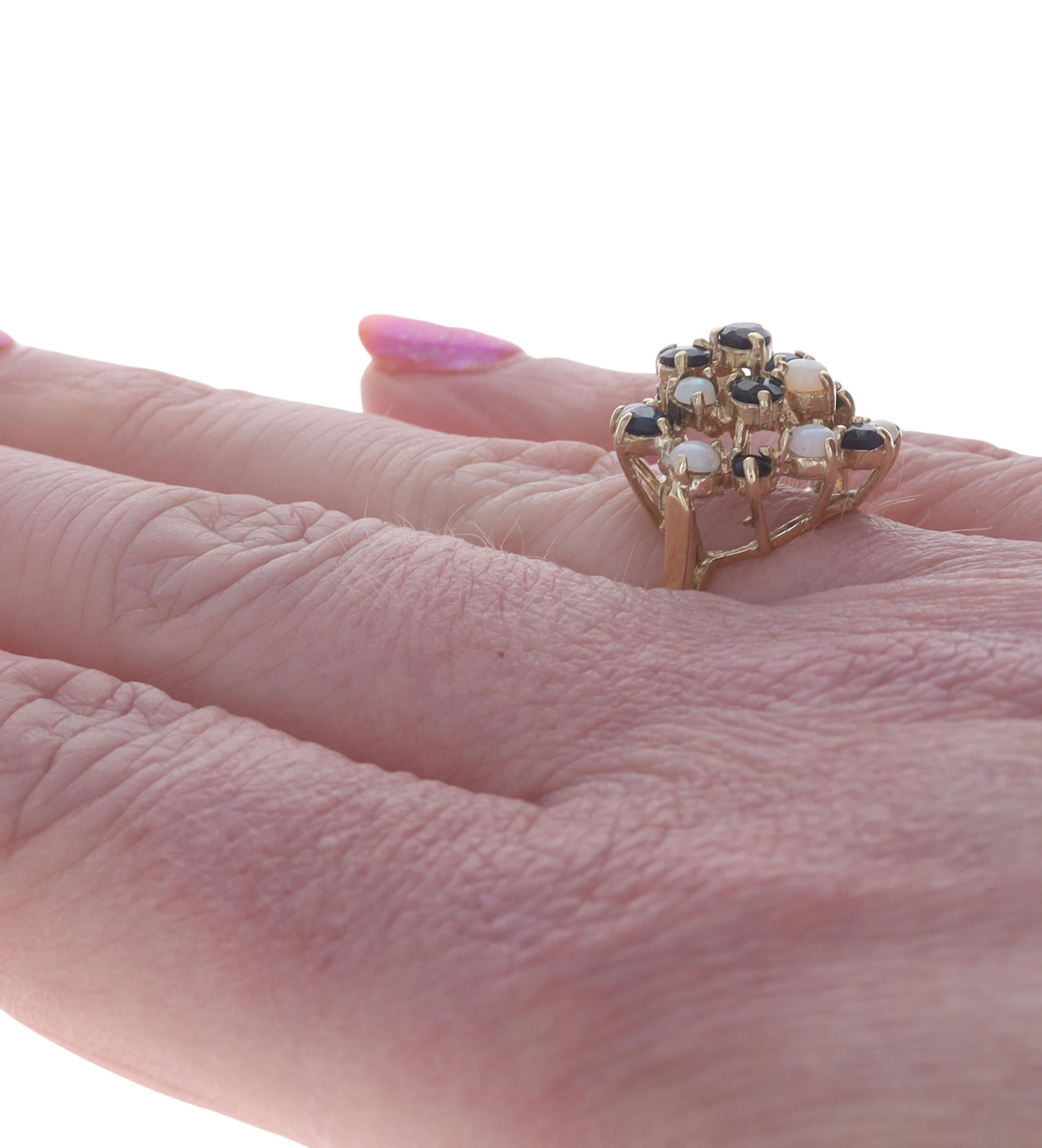 Donna Anello cocktail in oro giallo con zaffiro e opale australiano 14k Rd 1,73ctw floreale in vendita