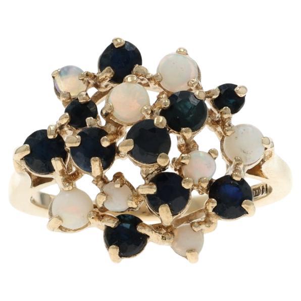 Anello cocktail in oro giallo con zaffiro e opale australiano 14k Rd 1,73ctw floreale in vendita