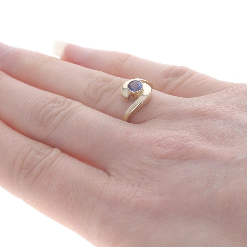 Bague solitaire en or jaune avec saphir - 14k Round .42ct Excellent état - En vente à Greensboro, NC