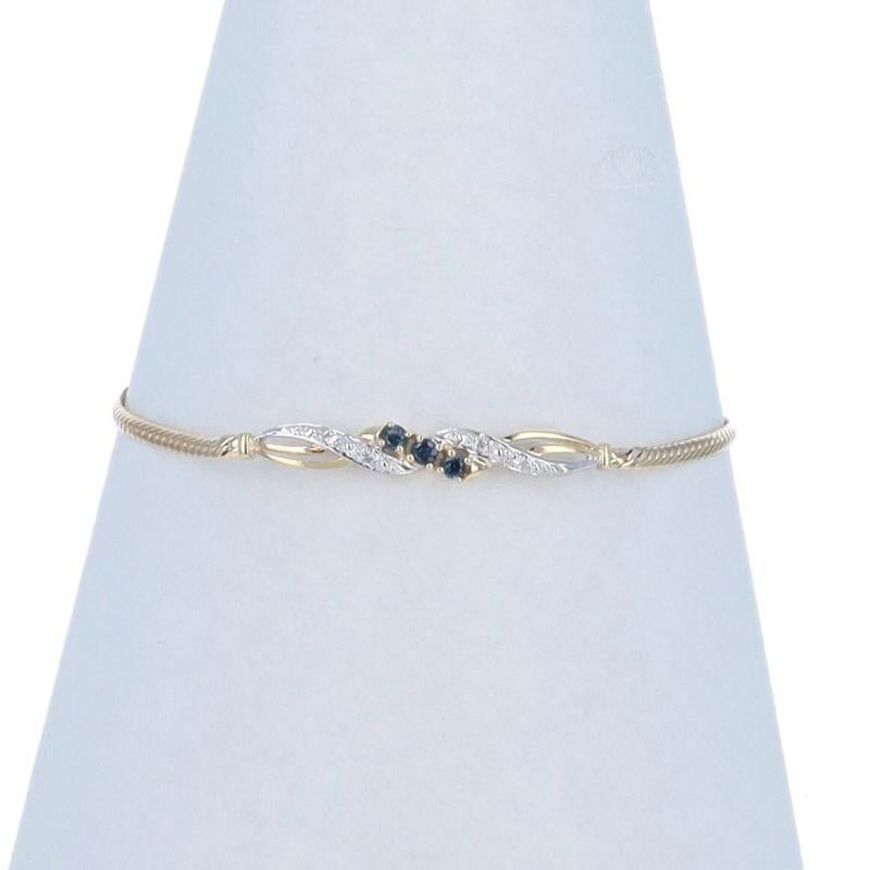 Contenu métallique : Or jaune 14k et or blanc 14k

Informations sur les pierres

Saphir naturel
Traitement : Chauffage
Carat(s) : .24ctw
Coupe : Ronde
Couleur : Bleu

Diamant naturel
Carat(s) : 0.04
Coupe : Brillant rond
Couleur : I - J
Clarté : SI2