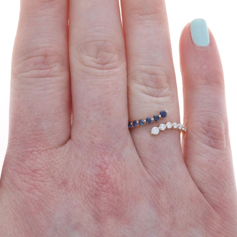 Taille ronde Anneau en or jaune saphir diamant bypass - 14k Round .56ctw Ring en vente