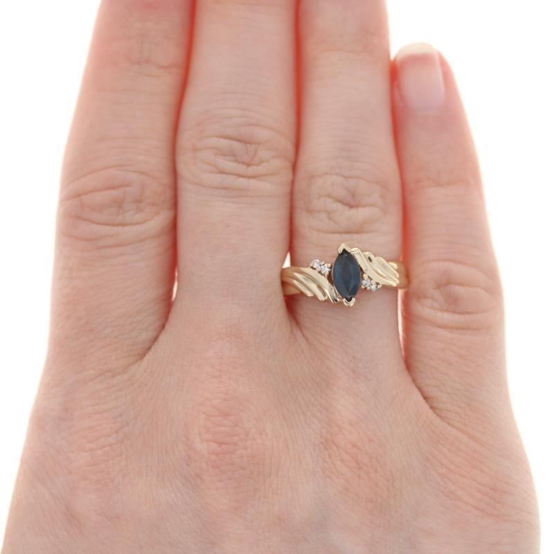 Größe: 7
Gebühr für Größenanpassung: 2 Größen runter für $30 oder 2 Größen rauf für $35

Metall Inhalt: 14k Gelbgold

Informationen zu Stein
Echter Saphir
Behandlung: Heizung
Karat: .75ct
Schliff: Marquise
Farbe: Blau

Natürliche Diamanten
Karat: