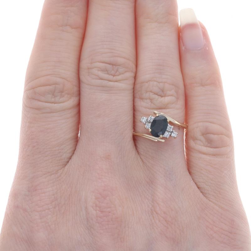 Taille ovale Bague bypass en or jaune 14 carats avec saphirs et diamants - 1,12 carat poids total en vente