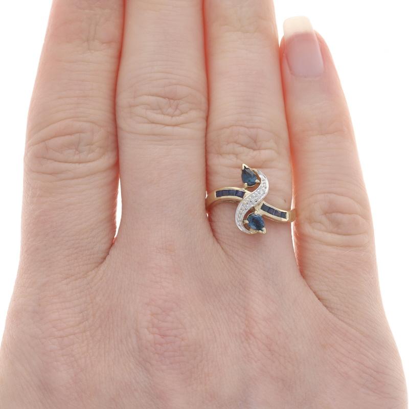 Anillo Bypass Zafiro y Diamante Oro Amarillo - 14k Pera y Cuadrado .46ctw Dos Piedras Corte pera en venta