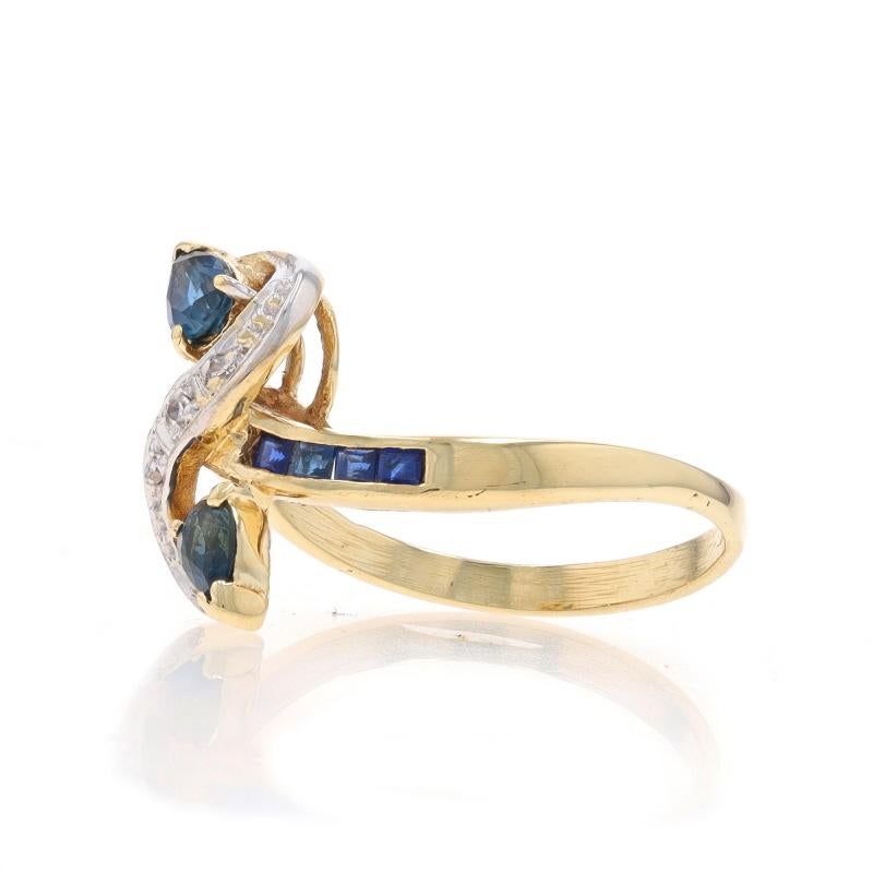 Anillo Bypass Zafiro y Diamante Oro Amarillo - 14k Pera y Cuadrado .46ctw Dos Piedras en Excelente estado para la venta en Greensboro, NC