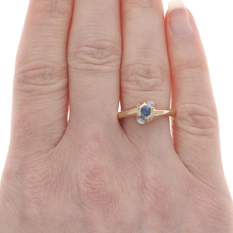 Taille ronde Bague en or jaune saphir diamant bypass - 14k Round .23ctw en vente