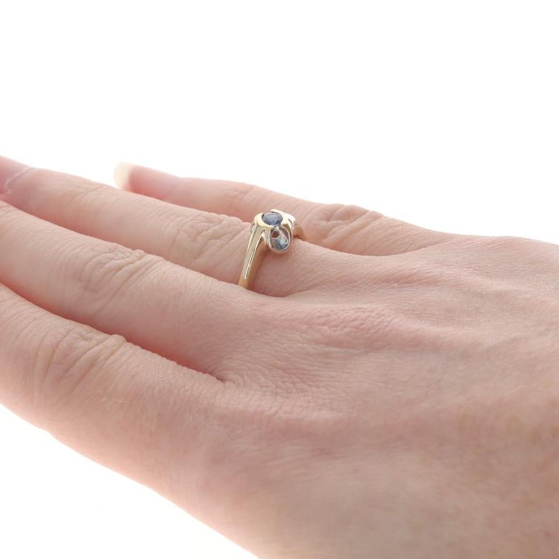 Bague en or jaune saphir diamant bypass - 14k Round .23ctw Pour femmes en vente