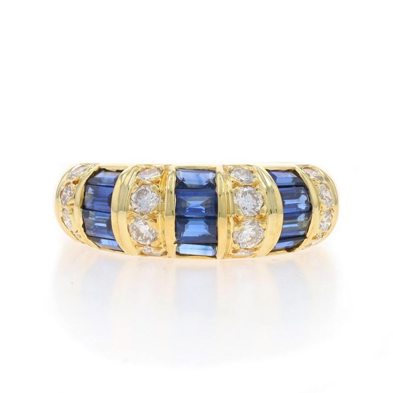 Taille : 6 1/4

Contenu du métal : Or jaune 18k

Informations sur les pierres
Saphirs naturels
Traitement : Chauffage
Carat(s) : .72ctw
Coupe : Baguette
Couleur : Bleu

Diamants naturels
Carat(s) : .46ctw
Coupe : Brillant rond
Couleur : G - H
Clarté