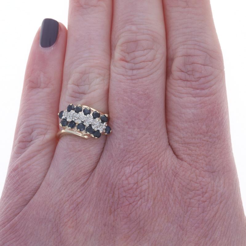 Taille ronde Bague en or jaune saphir diamant Cocktail Bypass - 10k Round 1.47ctw en vente