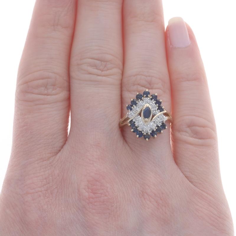 Taglio marquise Anello bypass con zaffiro e diamante a grappolo in oro giallo - 14k Marquise 1.08ctw in vendita