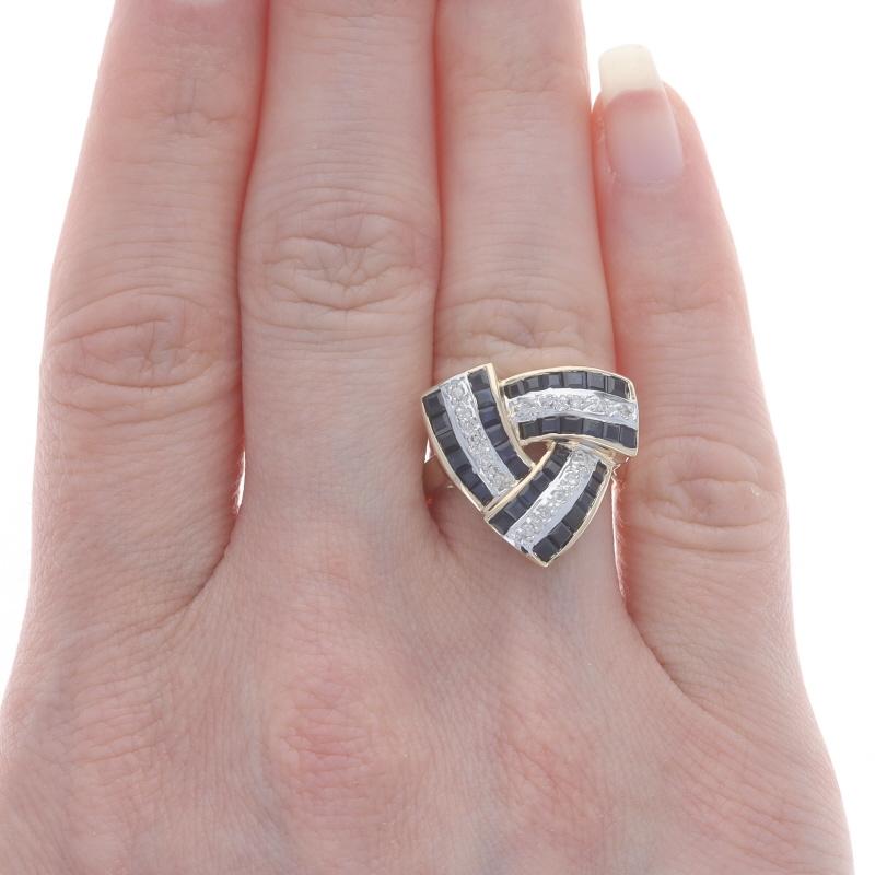 Taille : 5 1/4
Frais de taille : Up&Up pour 30 $ ou Down pour 30 $.

Contenu métallique : Or jaune 14k et or blanc 14k

Informations sur les pierres

Saphirs naturels
Traitement : Chauffage
Carat(s) : 2.16ctw
Coupe : Carré
Couleur : Bleu

Diamants