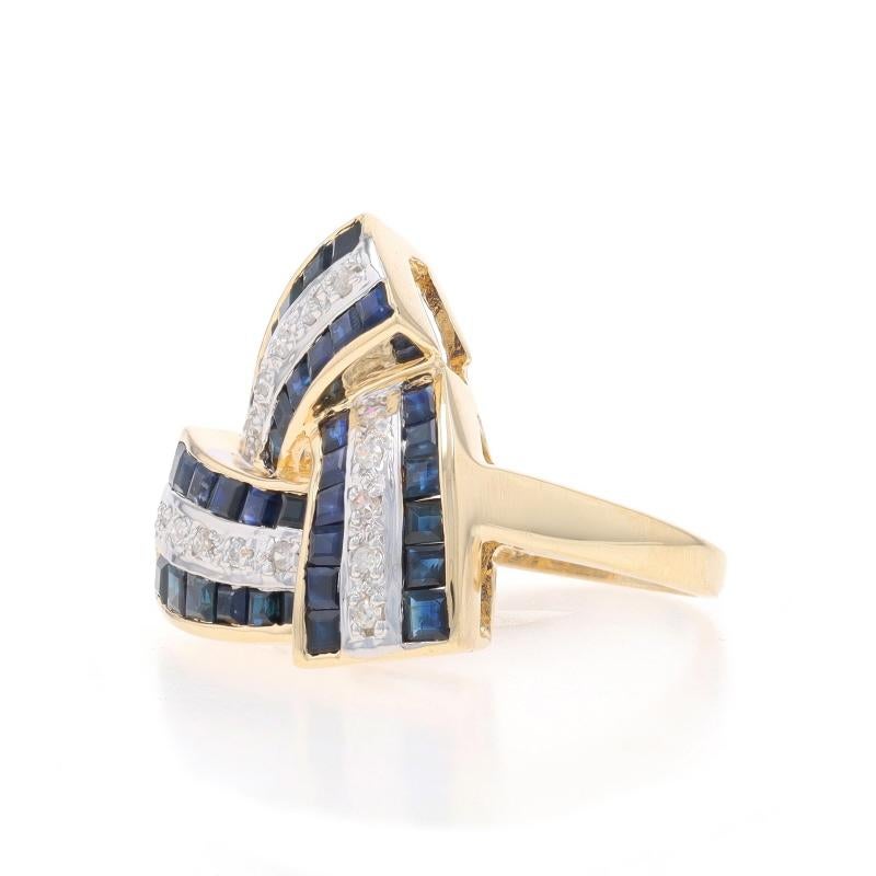 Taille simple Bague cocktail grappe de saphirs et de diamants en or jaune 14 carats avec nœud rayé de 2,28 carats