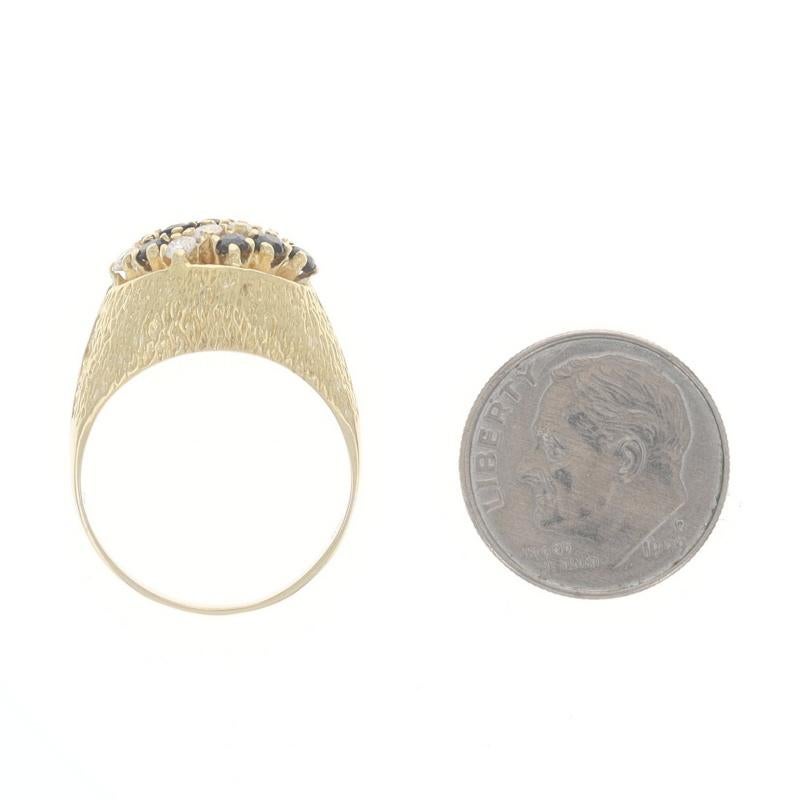Bague cocktail en or jaune avec saphir et diamant - 18k Round .70ctw en vente 1