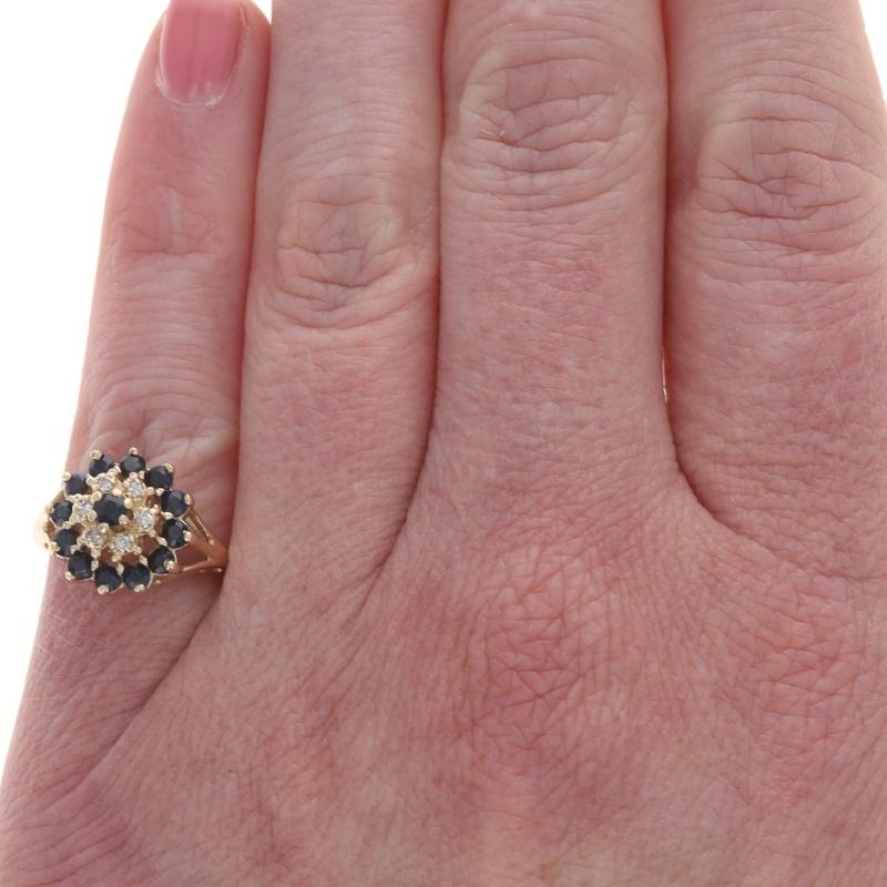 Gelbgold Saphir Diamant Cluster Halo Ring - 10k Runde .95ctw Floral (Rundschliff) im Angebot