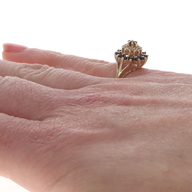 Gelbgold Saphir Diamant Cluster Halo Ring - 10k Runde .95ctw Floral Damen im Angebot