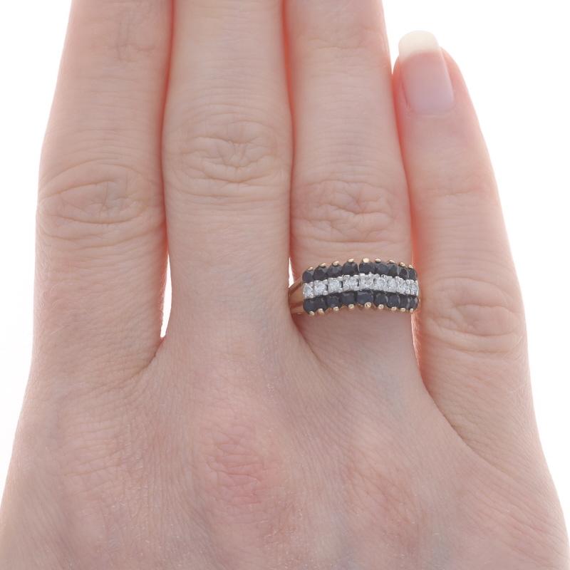 Taille ronde Bague grappe de saphirs et de diamants en or jaune 14 carats à rayures superposées de 1,44 carat poids total en vente
