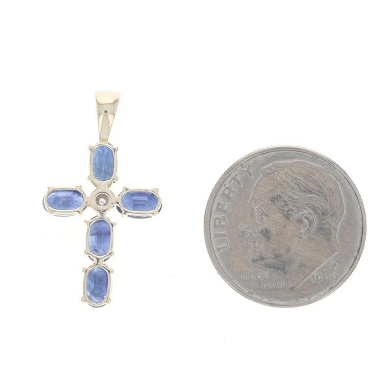 Pendentif croix ovale en or jaune 14 carats avec saphirs et diamants, 1,75 carat poids total Excellent état - En vente à Greensboro, NC