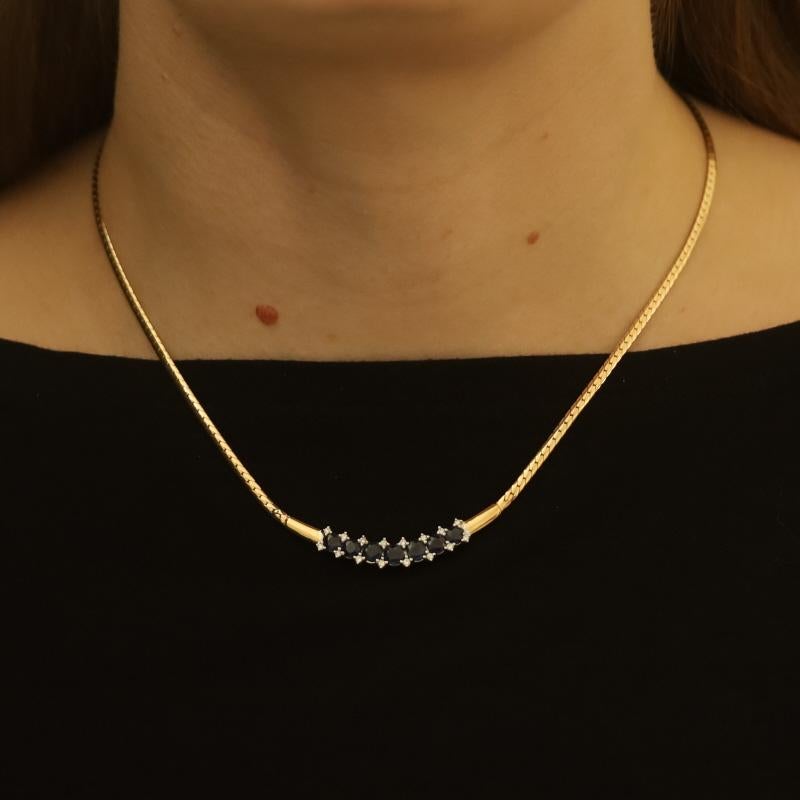 Taille ronde Collier à barres incurvées en or jaune avec saphirs et diamants 16 1/2