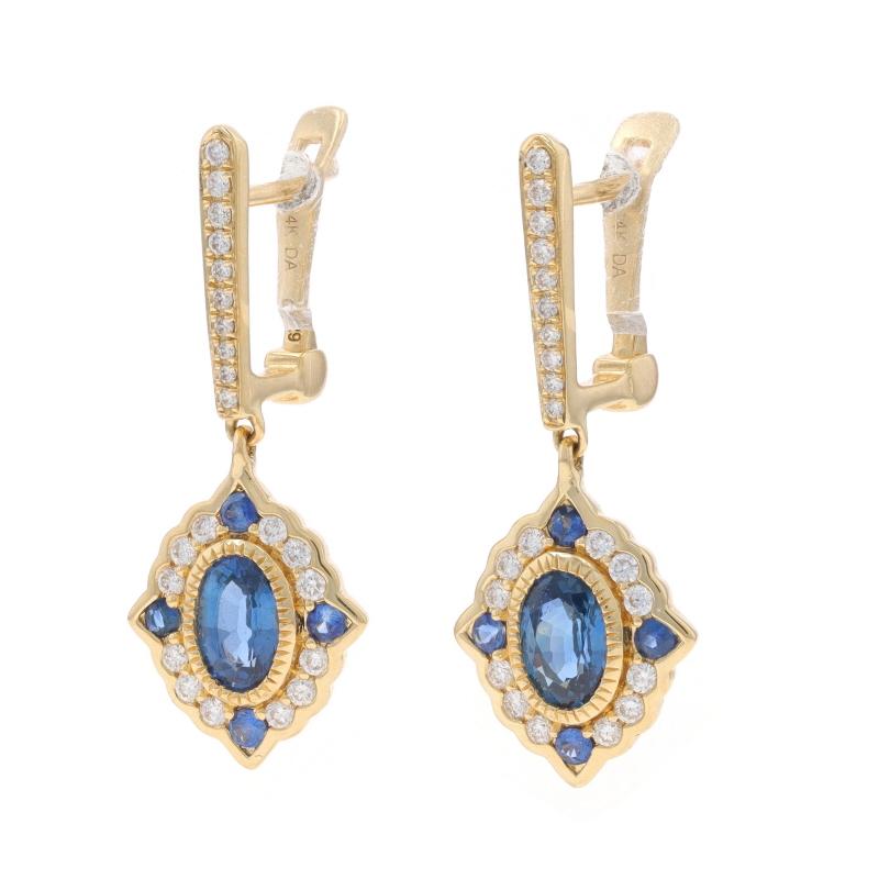 Contenu du métal : Or jaune 14k

Informations sur les pierres

Saphirs naturels
Traitement : Chauffage
Carat(s) : 1.42ctw
Coupe : Ovale et ronde

Diamant naturel
Carat(s) : 0.30ctw
Coupe : Brillant rond
Couleur : G
Clarté : VS2 - SI1

Total des