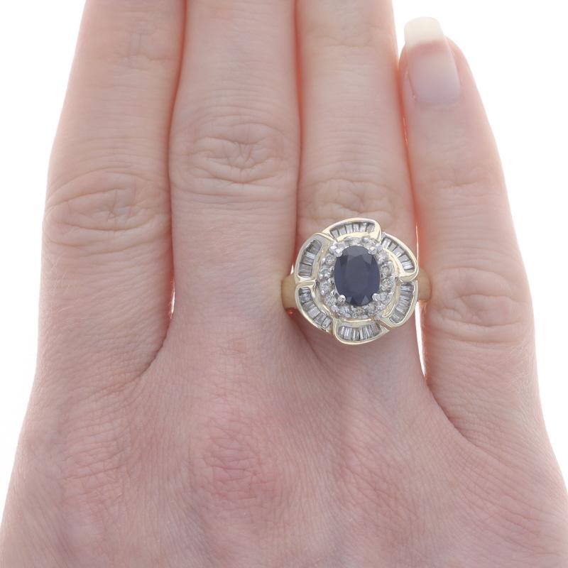 Taille ovale Bague double halo de saphirs et de diamants, or jaune 14 carats, fleur ovale 2,18 carats en vente