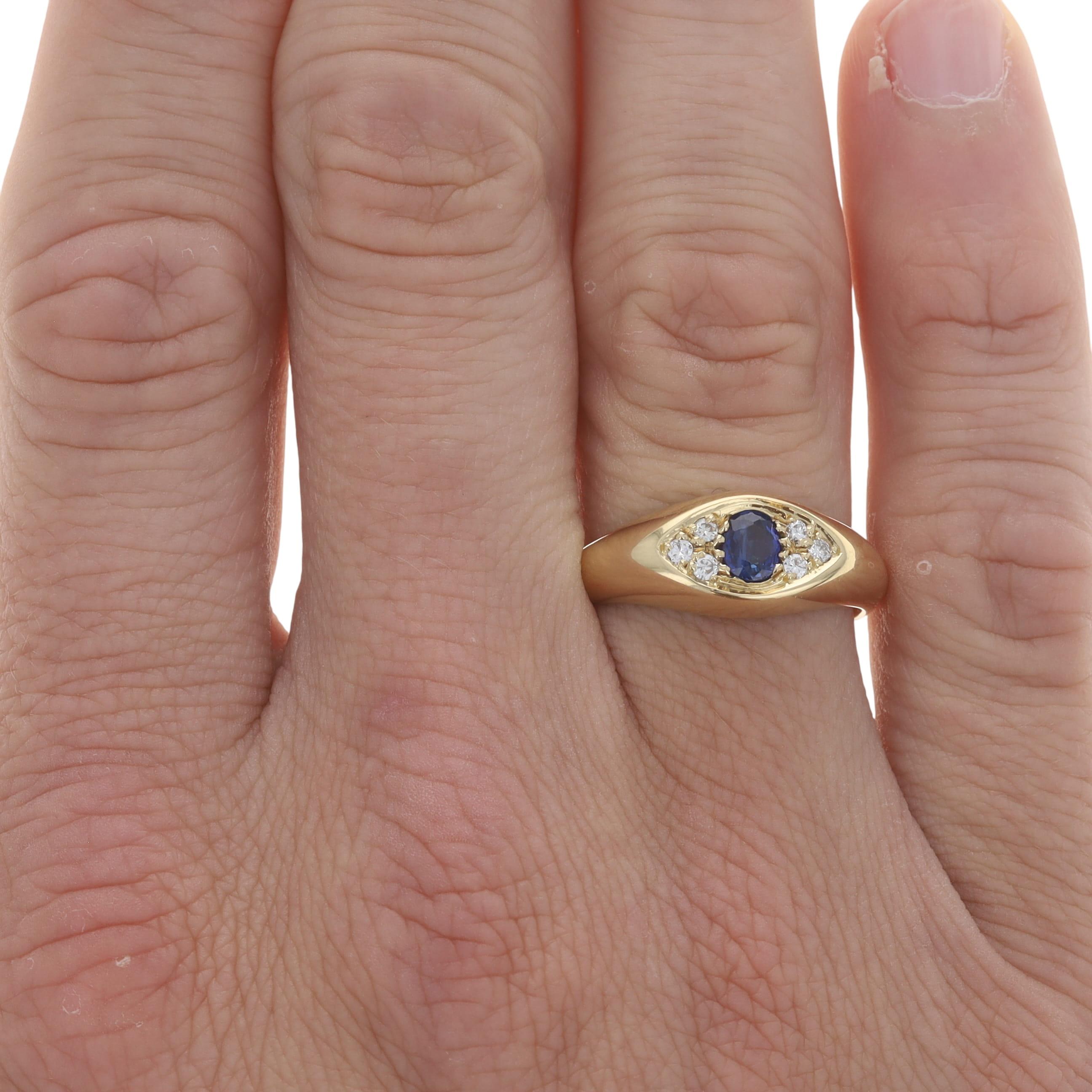 Taglio ovale Anello da uomo in oro giallo con zaffiro e diamante - 18k Oval .50ctw in vendita