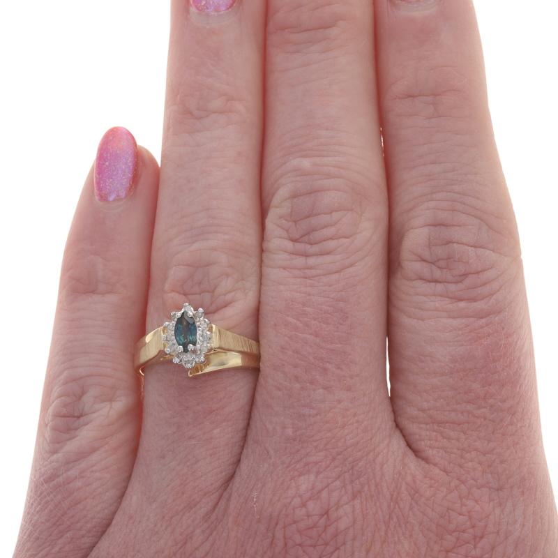 Taille Marquise Bague en or jaune saphir diamant Halo Bypass - 10k Marquise .41ctw en vente