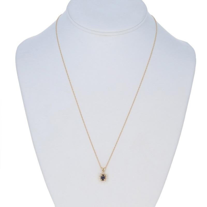Taille ovale Collier en or jaune saphir diamant pendentif halo - 14k Oval .70ctw Floral en vente