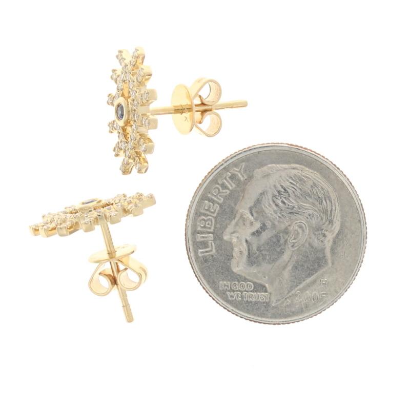 Clous d'oreilles en or jaune 14 carats avec saphirs, diamants et halo de 0,28 carat, pour œils à couper le souffle Excellent état - En vente à Greensboro, NC