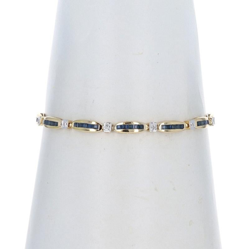 Contenu métallique : Or jaune 14k et or blanc 14k

Informations sur les pierres

Saphirs naturels
Traitement : Chauffage
Carat(s) : 2.40ctw
Coupe : Carré
Couleur : Bleu

Diamants naturels
Carat(s) : .12ctw
Coupe : Simple
Couleur : H - I
Clarté : VS2