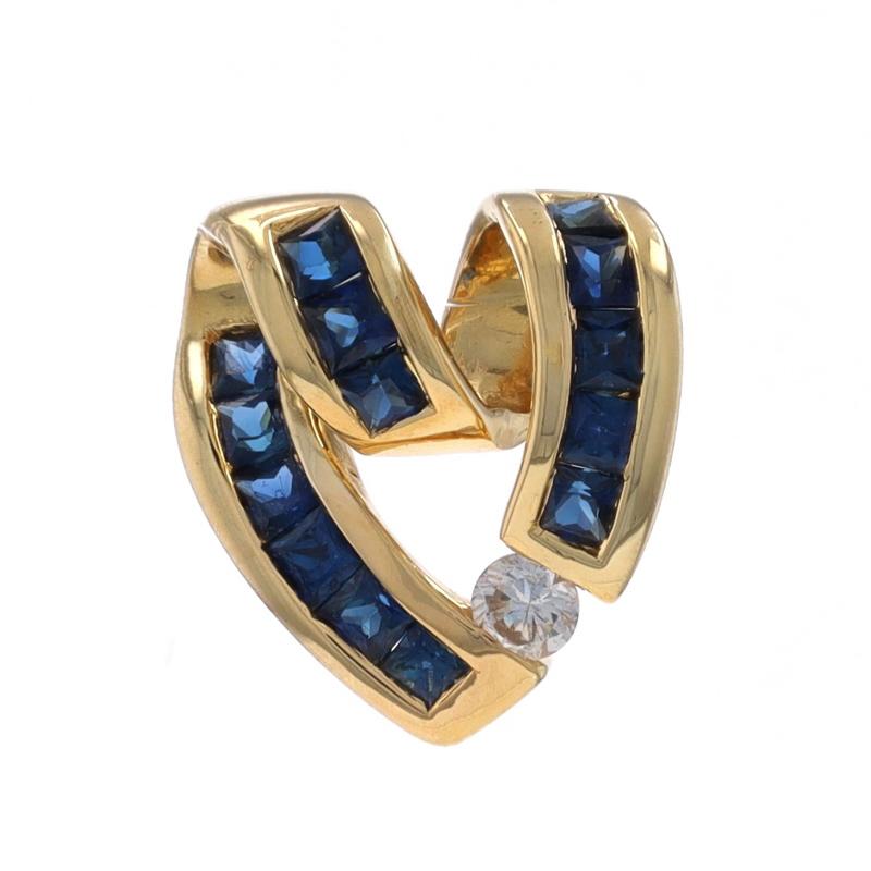Metallgehalt: 14k Gelbgold

Informationen zu Stein

Natürlicher Saphir
Behandlung: Heizung
Karat(e): .84ctw
Schnitt: Prinzessin
Farbe: Blau

Natürlicher Diamant
Karat(e): .07ct
Schliff: Runder Brillant
Farbe: H
Klarheit: VS2

Karat gesamt:
