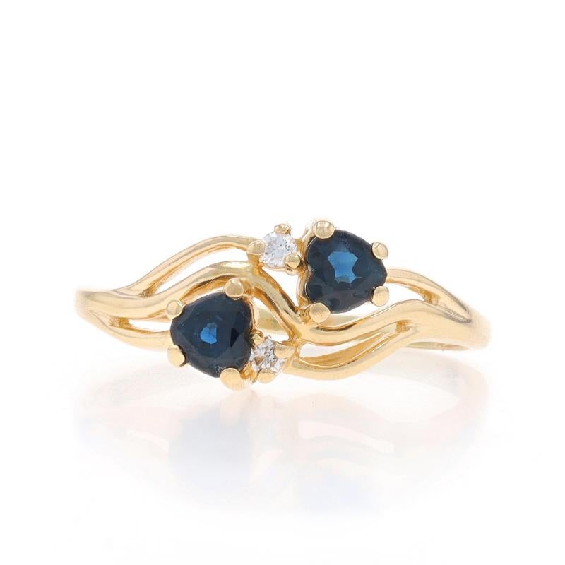 Taille : 9 1/2
Frais de taille : Up&Up pour 35 $ ou Down pour 35 $.

Contenu du métal : Or jaune 14k

Informations sur les pierres

Saphirs naturels
Traitement : Chauffage
Carat(s) : .48ctw
Coupe : Coeur
Couleur : Bleu

Diamants naturels
Carat(s) :