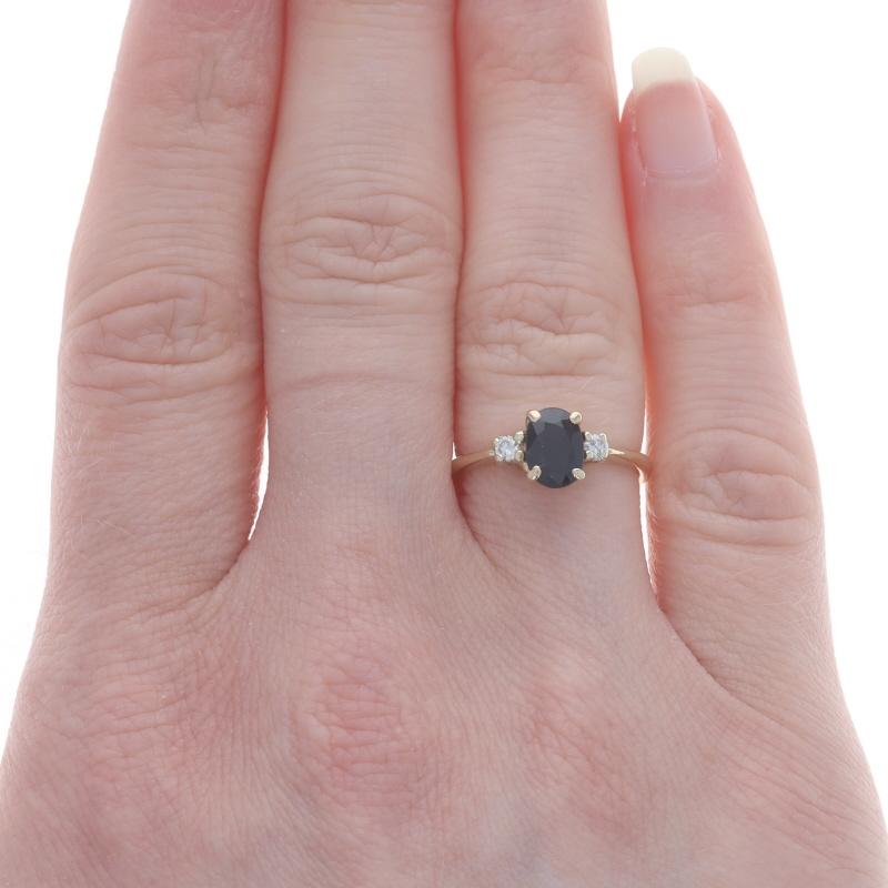 Taille ovale Bague en or jaune 14 carats avec saphir et diamants, taille ovale 1,14 carat en vente