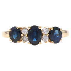 Bague à trois pierres en or jaune 14 carats, saphir et diamant ovale 1,40 carat