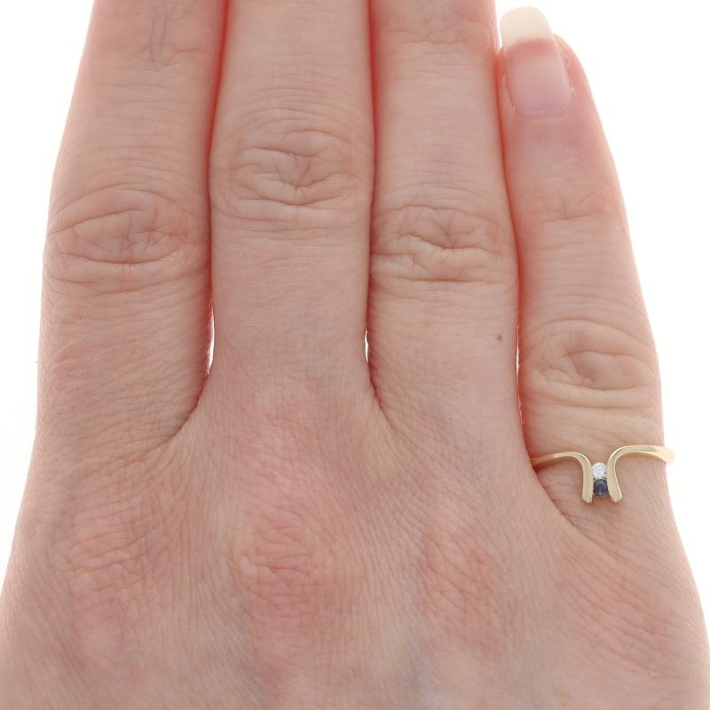 Yellow Gold Sapphire Diamond Two-Stone Ring - 14k Round Cut Contour In Excellent Condition For Sale In Greensboro, NC