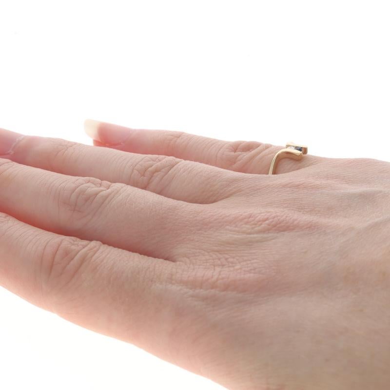 Yellow Gold Sapphire Diamond Two-Stone Ring - 14k Round Cut Contour For Sale 1