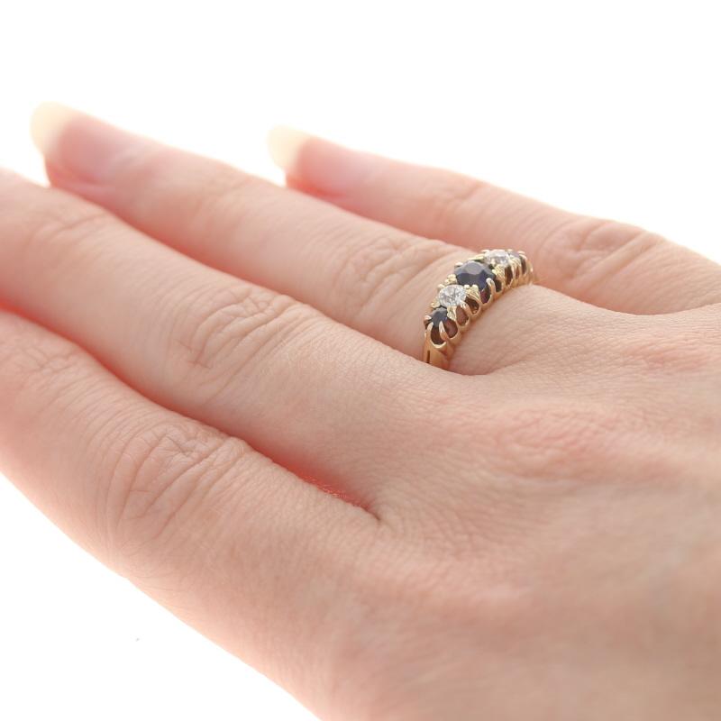 Viktorianischer Ring aus Gelbgold mit Saphiren und Diamanten - 18k rund .92ctw Antik im Zustand „Gut“ im Angebot in Greensboro, NC