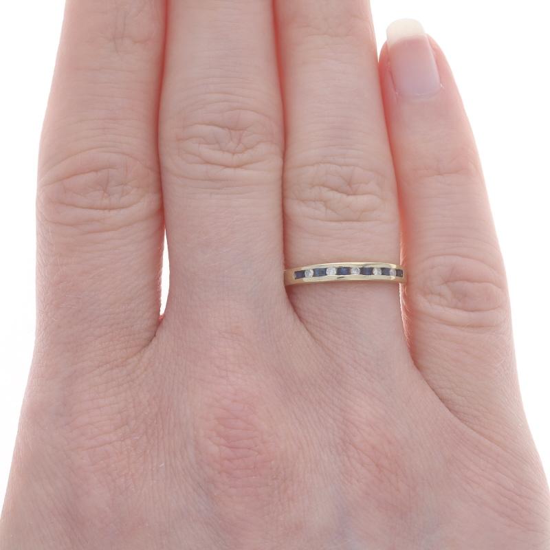 Gelbgold Saphir-Diamant-Hochzeitsring - 14k Quadratischer .15ctw Kanalbesetzter Ring (Carréeschliff)