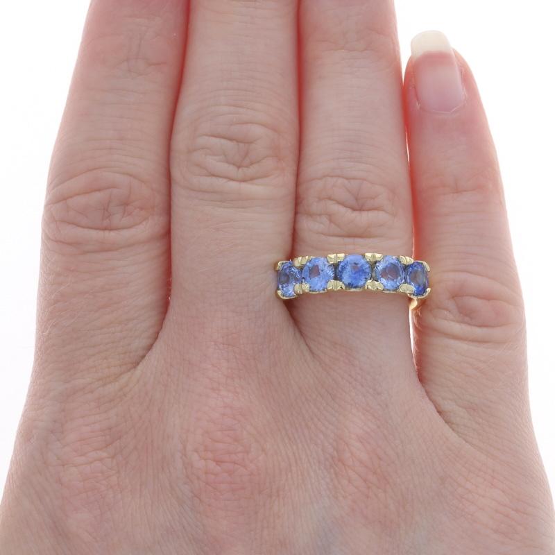 Taille : 6 1/2
Frais de taille : Up&Up 1 taille pour 100$ ou Down 1/2 taille pour 80

Contenu du métal : Or jaune 18k

Informations sur les pierres

Saphirs naturels
Traitement : Chauffage
Carat(s) : 2.69ctw
Coupe : Ronde
Couleur : Bleu