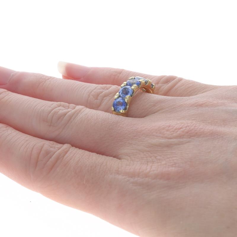 Anneau à cinq pierres en or jaune saphir - 18k Round 2.69ctw Ring Neuf - En vente à Greensboro, NC