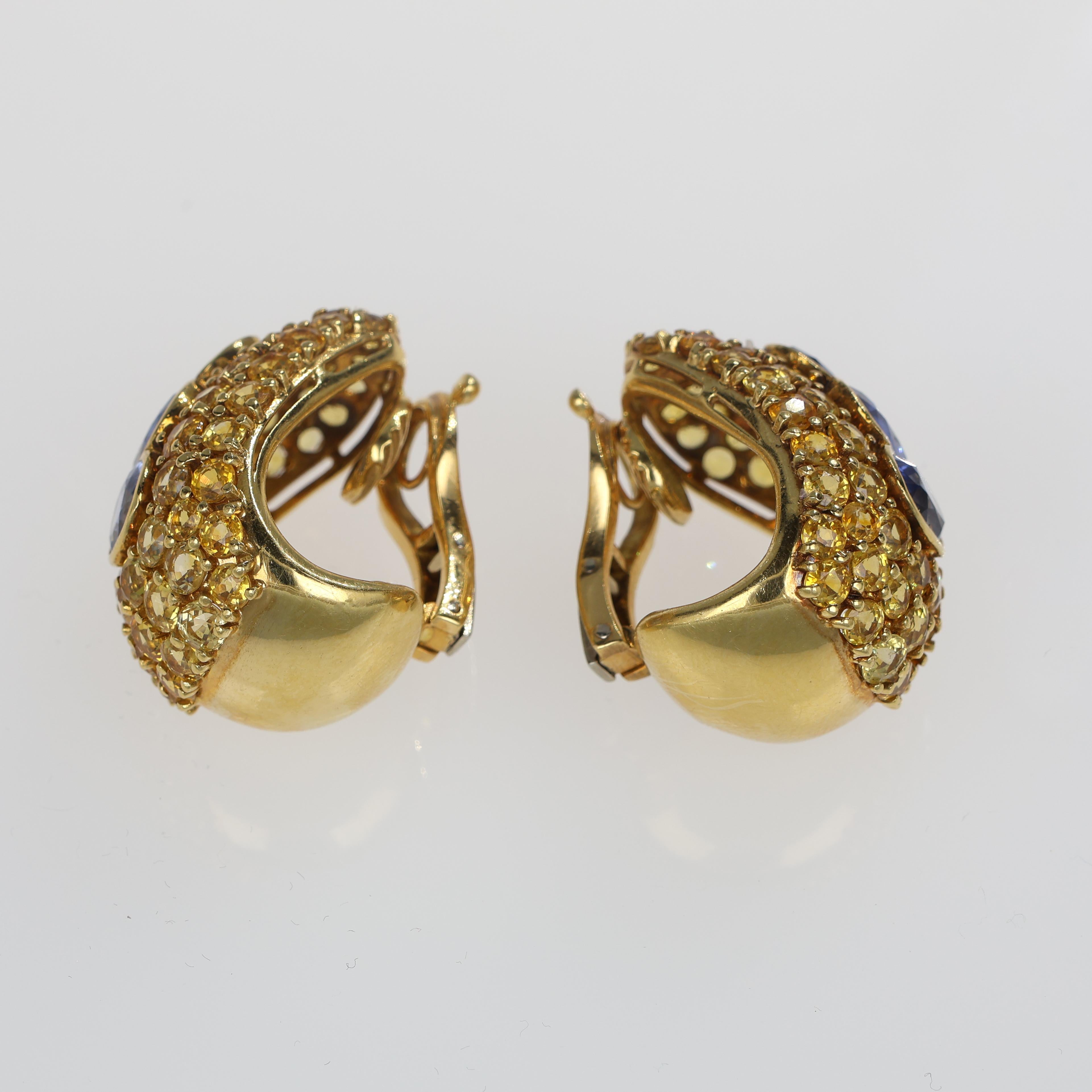 Yellow Gold Sapphire Pavé Stud Earrings In New Condition For Sale In Bergamo, BG