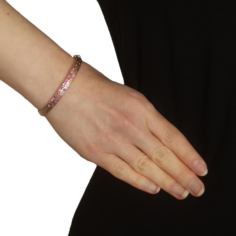 Contenu du métal : Or jaune 14k

Informations sur les pierres
Saphirs naturels
Traitement : Chauffage
Carat(s) : 1.63ctw
Coupe : Ronde
Couleur : rose et rose clair

Total des carats : 1.63ctw

Style : Bracelet
Type de fermeture : Fermoir à onglet